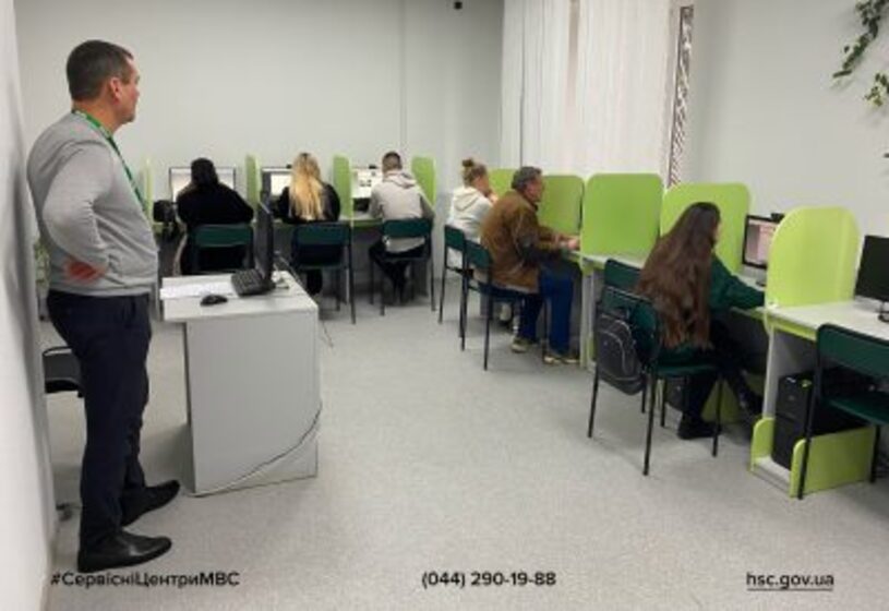 Іспити, права, техпаспорти по-новому: сервісцентри МВС у різних областях об’єднують