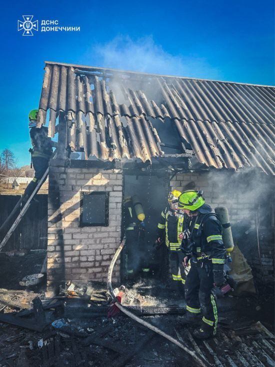 У пожежі на Донеччині загинула трирічна дитина, ще дві – у лікарні: деталі трагедії (фото)