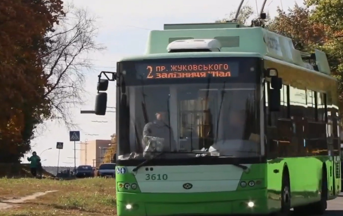 Новий графік руху транспорту в Харкові: частина тролейбусів змінила маршрути